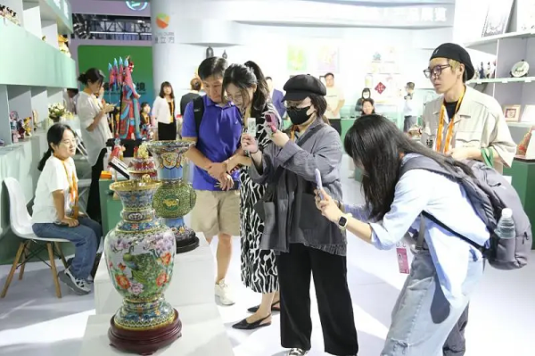 多项科技助残产品亮相服贸会 残疾人手工艺品引关注