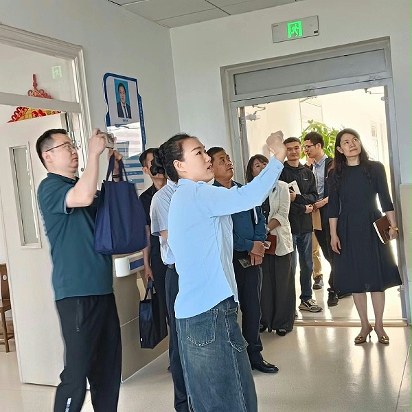 济宁残联领导一行莅临恩德莱枣庄爱心店进行考察指导