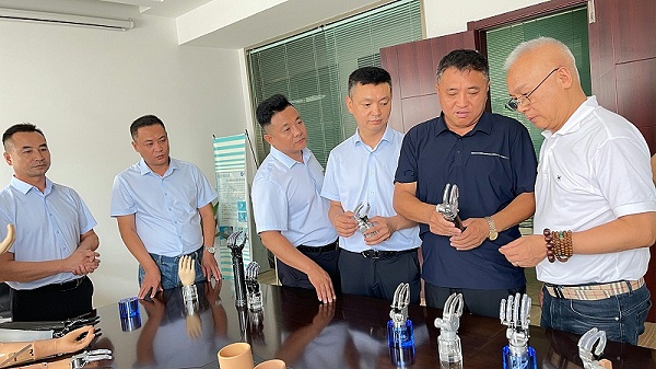 恩德莱联盟高管一行赴丹阳假肢厂考察学习