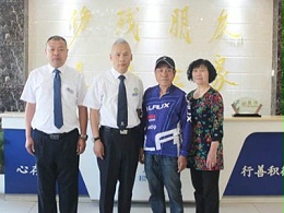 吉斯尼白酒收藏获得者刘千忠先生参观北京公司