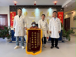 七旬老人截肢后重获行走自由，赠锦旗致谢恩德莱团队