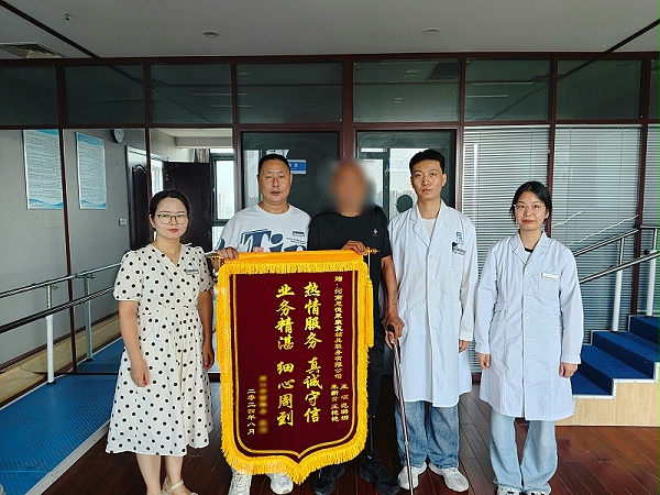 “热情服务，真诚守信，业务精湛，细心周到”恩德莱河南爱心店获锦旗