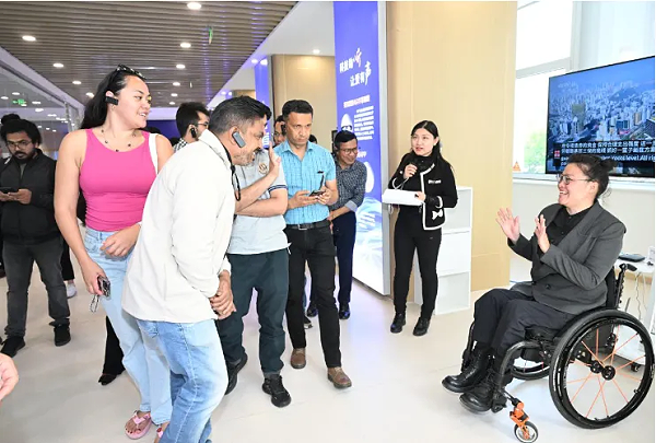 汇爱残疾人志愿讲解员接待外国记者参访