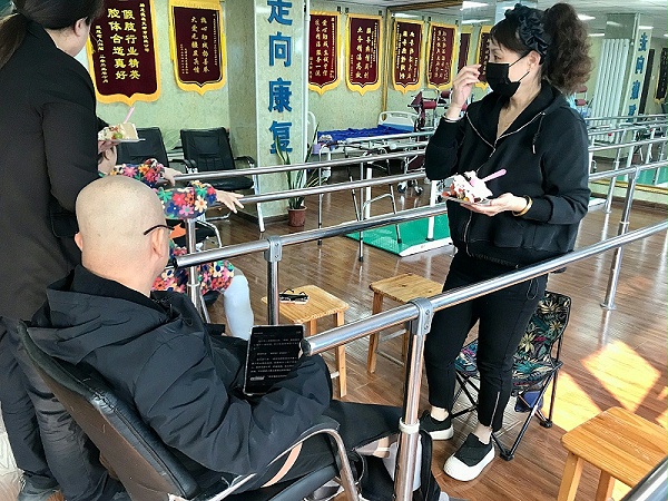 活动现场，恩德莱团队与客户们一起分享这喜悦的一刻