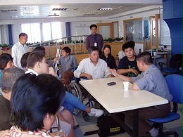 2004年9月18日至21日，北京恩德莱公司常年法律顾问叶先生再次为残疾朋友开展了法律咨询活动