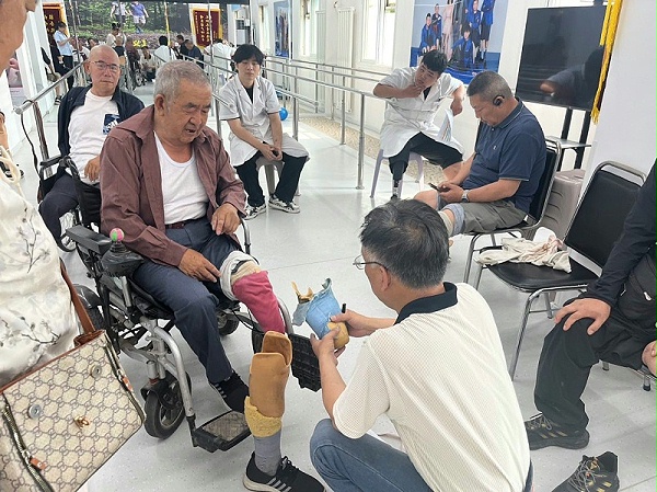 市残联携手恩德莱太原爱心店开展为期三天的假肢适配活动