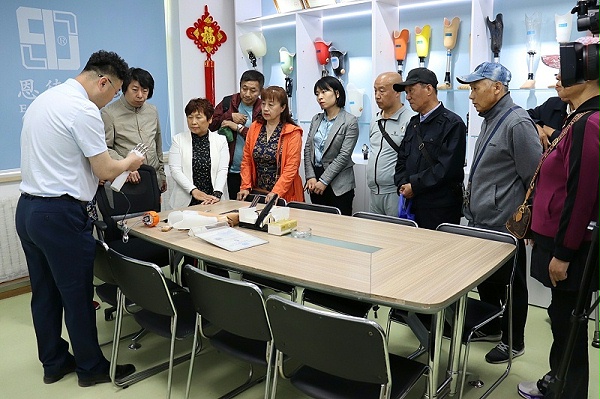 长春市肢残人协会与恩德莱长春爱心店合作举办“科技助残，共享美好生活”主题活动，向残疾人群体传递关爱和希望。
