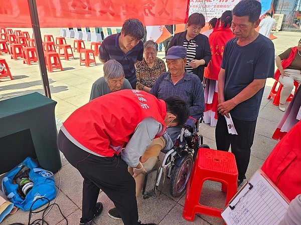 邢台市平乡残联举办第34次助残日活动，恩德莱邢台爱心店积极配合残疾人联合会开展扶残、助残义诊活动。