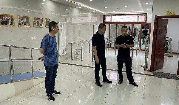 东河区委常委、统战部部长与区工商联副会长莅临恩德莱包头爱心店考察指导