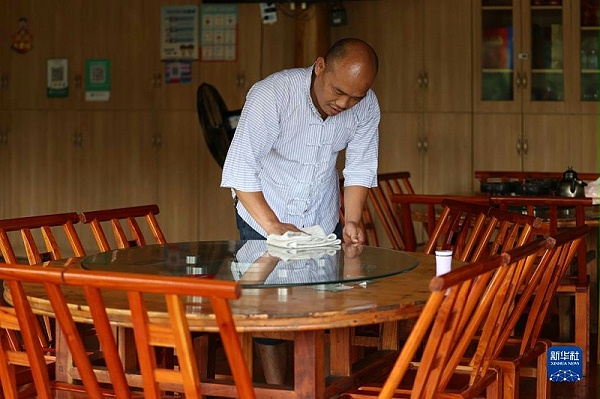 在湖南省湘西土家族苗族自治州十八洞村，杨正邦在自家农家乐打扫卫生(2022年7月2日摄)。新华社记者薛宇舸摄