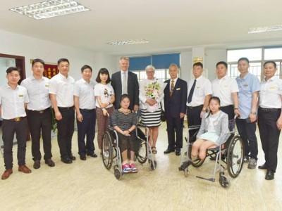 冰岛大使司迪方先生一行参观恩德莱湖南爱心店