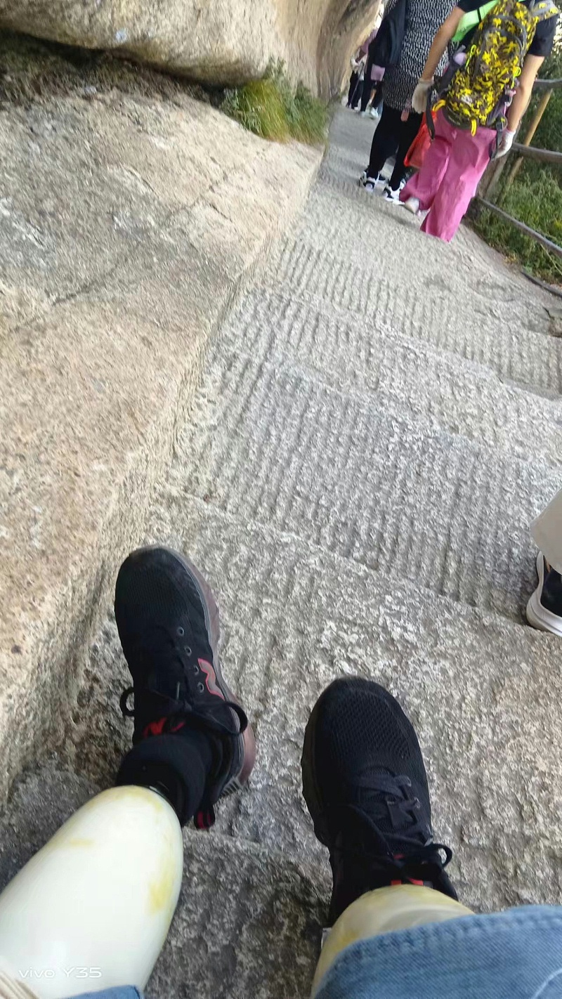 穿戴双小腿假肢女英雄力跋五岳之一西岳华山