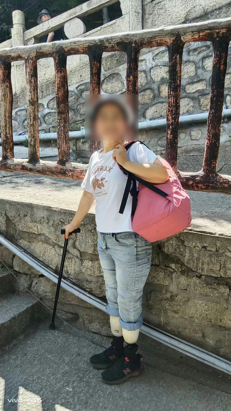 穿戴双小腿假肢女英雄力跋五岳之一西岳华山