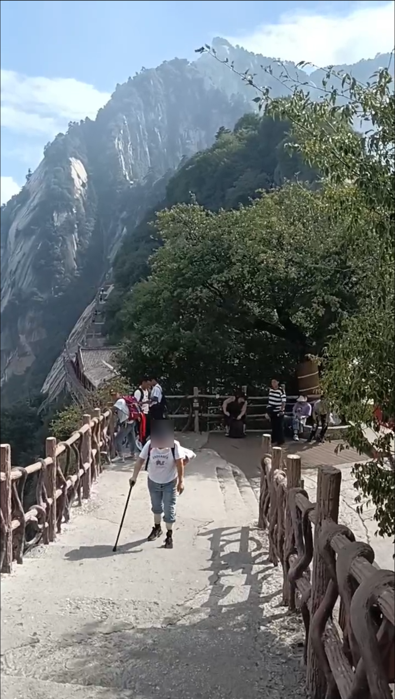 穿戴双小腿假肢女英雄力跋五岳之一西岳华山