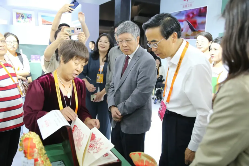 中国残联主席程凯一行参观中国国际服务贸易交易会“科技助残，共享美好生活”主题展区
