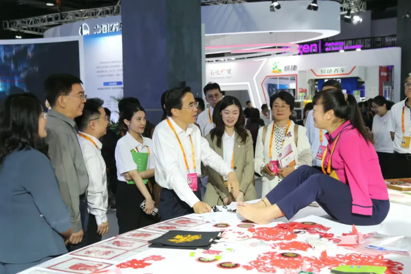 中国残联主席程凯一行参观中国国际服务贸易交易会“科技助残，共享美好生活”主题展区