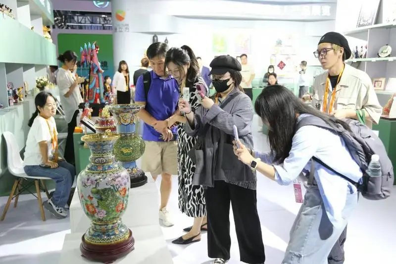 多项科技助残产品亮相服贸会 残疾人手工艺品引关注