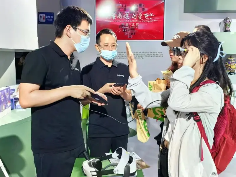 多项科技助残产品亮相服贸会 残疾人手工艺品引关注