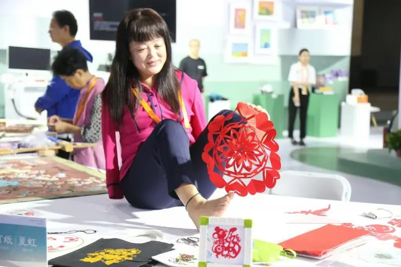 多项科技助残产品亮相服贸会 残疾人手工艺品引关注