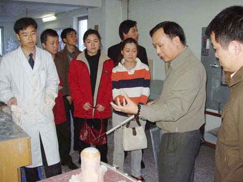 2005年4月13日,中国假肢协会靳会长一行参观了北京公司