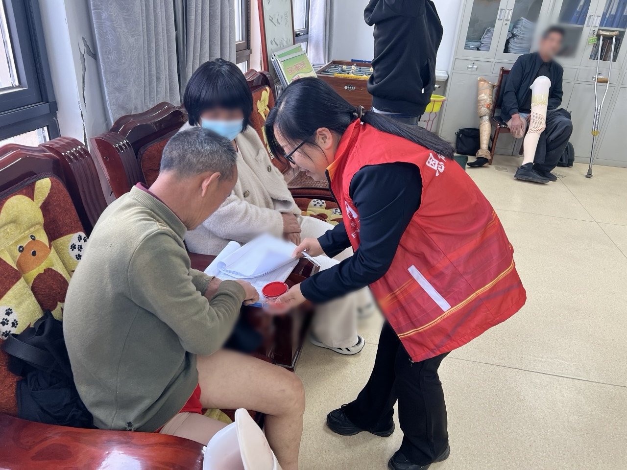 恩德莱西安爱心店五人周至行，为肢残人士适配义肢