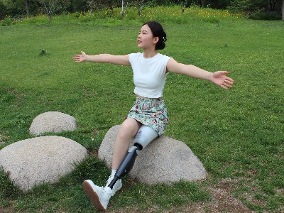 【恩德莱故事】12岁截肢，16次化疗：这个女孩如何把“绝望”活成“勋章”