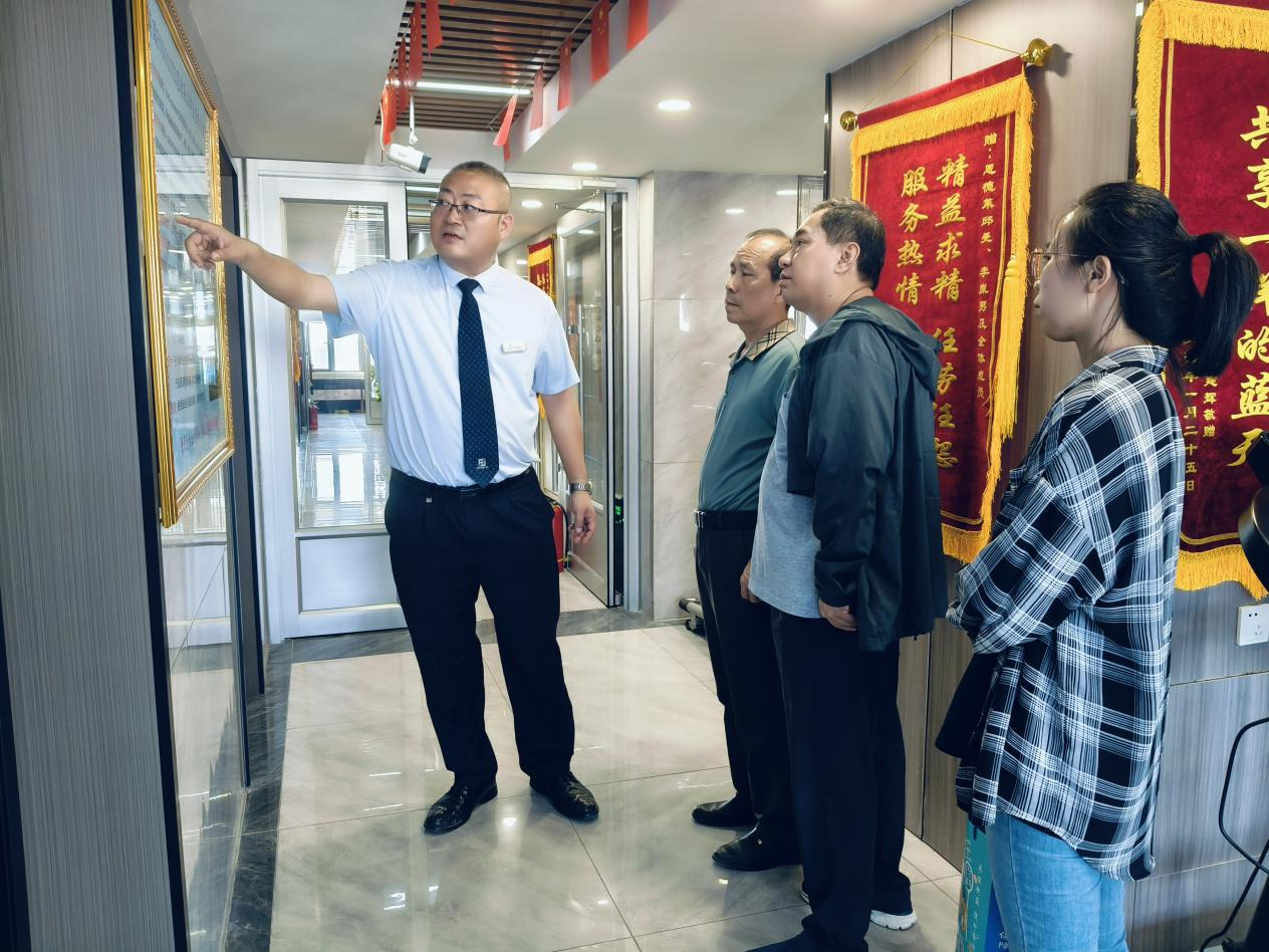 抚顺市社保局领导一行莅临恩德莱沈阳爱心店检查指导工作