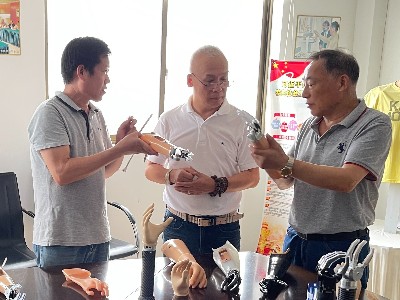 恩德莱联盟高管一行赴丹阳假肢厂考察学习