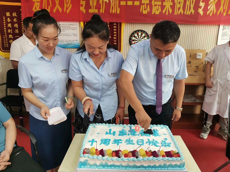 恩德莱山东爱心店喜迎10周年庆典，孙祥礼总经理与客户共享喜悦时刻