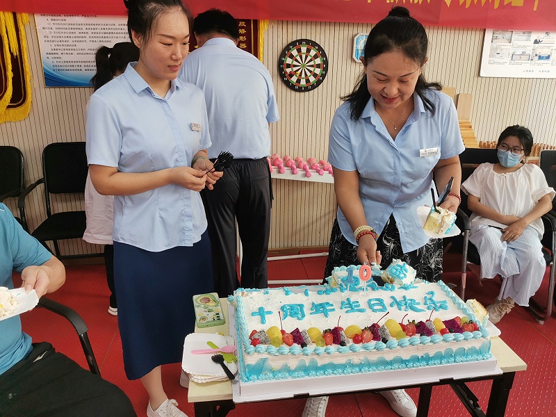 恩德莱山东爱心店喜迎10周年庆典，孙祥礼总经理与客户共享喜悦时刻