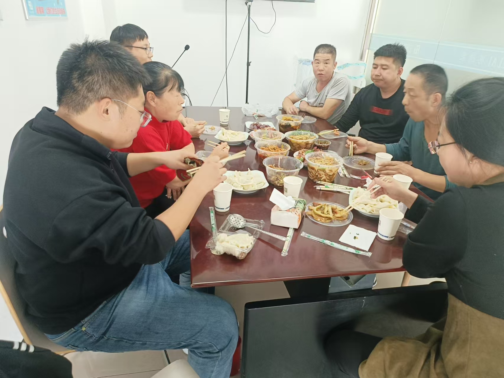 恩德莱各地爱心店立冬送温暖，组织开展线下活动