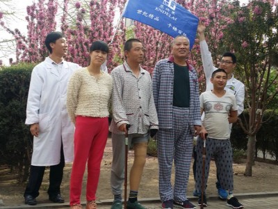 春光中漫步 花丛中训练