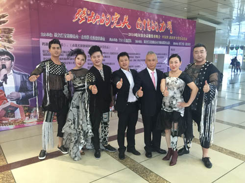国内首届残缺的完美大型公益服装秀冰城落幕
