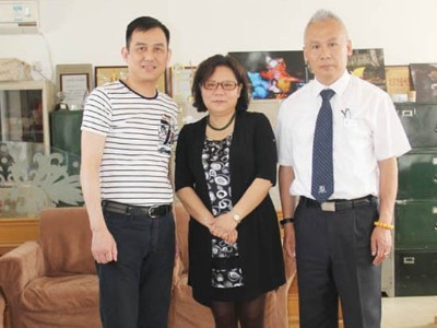 庆“六一”公司董事长看望[[爱心基地]]的孩子们