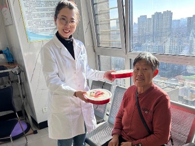 恩德莱唐山公司冬至为客户发放饺子，共庆佳节
