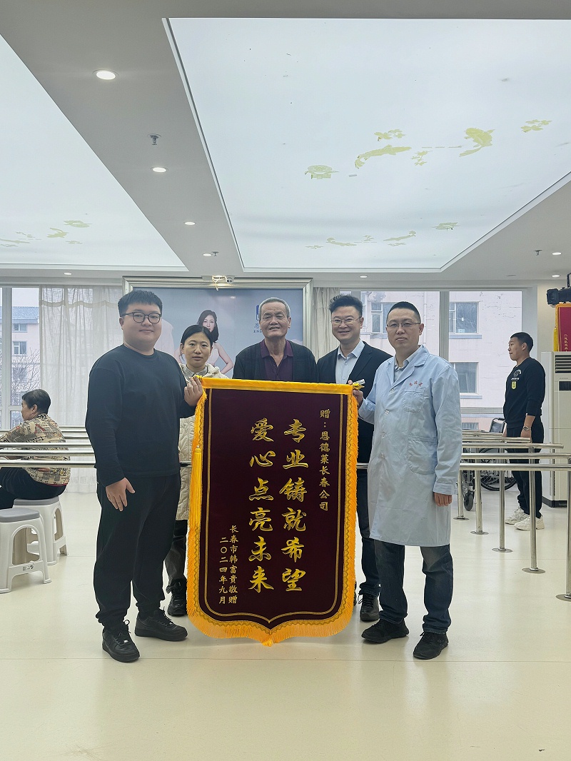 客户、经理、业务员合影