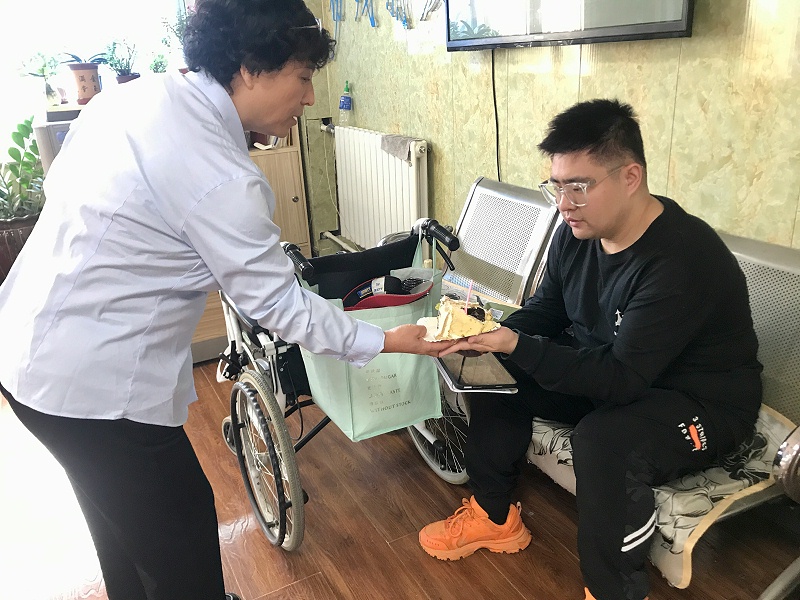 活动现场，恩德莱团队与客户们一起分享这喜悦的一刻
