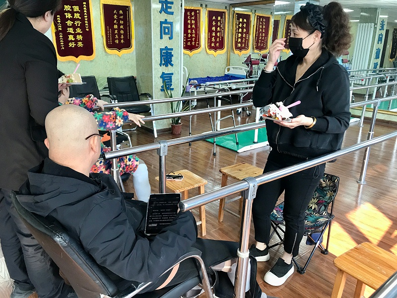 活动现场，恩德莱团队与客户们一起分享这喜悦的一刻