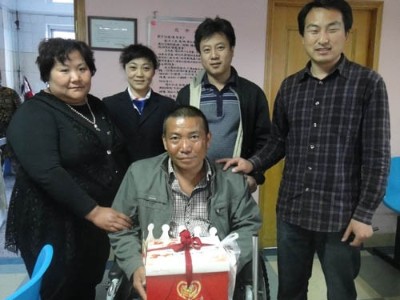 [[北京青年报]]--自锯病腿男子站起来