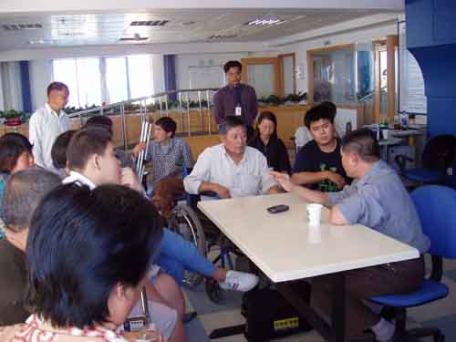2004年9月18日至21日，北京恩德莱公司常年法律顾问叶先生再次为残疾朋友开展了法律咨询活动