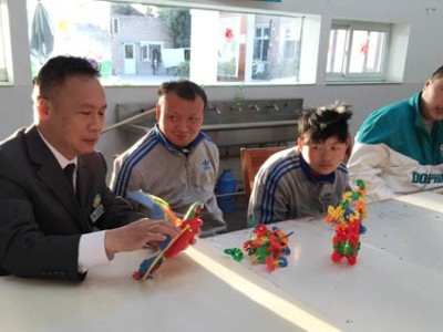 公司董事长看望[[爱心基地]]的残障孩子们