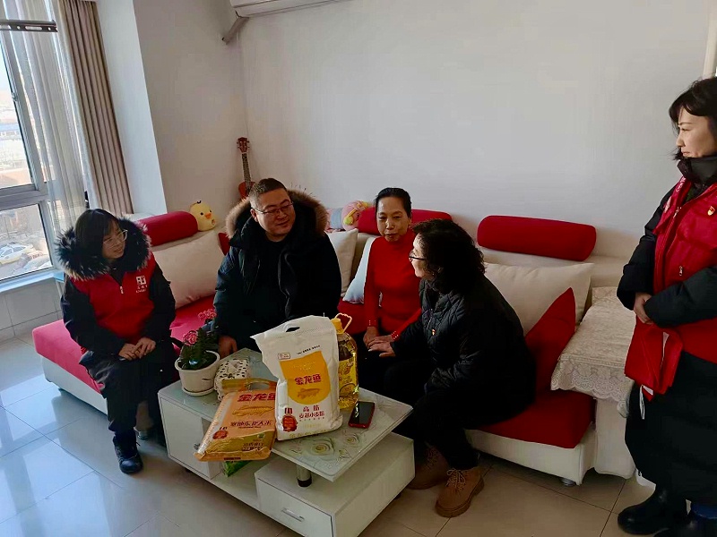 恩德莱沈阳爱心店组织开展了春节走访慰问老党员活动
