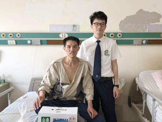 公司管理部张振宇经理看望住院职员