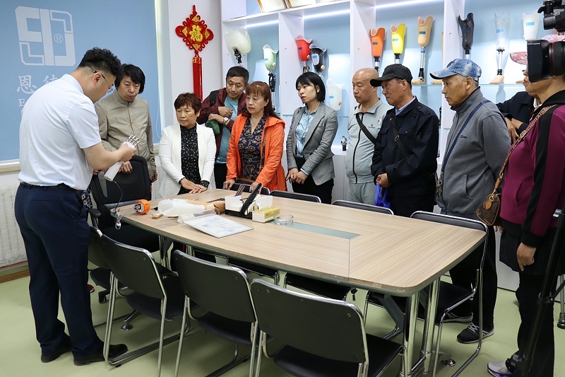 长春市肢残人协会与恩德莱长春爱心店合作举办“科技助残，共享美好生活”主题活动，向残疾人群体传递关爱和希望。