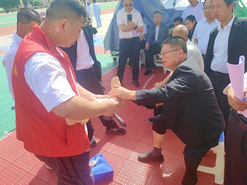 延安市安塞区举办了以“科技助残，共享美好生活”为主题的活动，恩德莱西安爱心店积极参与其中。通过展示先进的科技产品和服务，他们向残疾人群体传递了关爱和希望的信息。