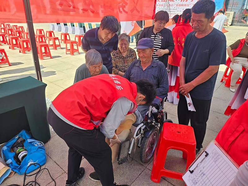 邢台市平乡残联举办第34次助残日活动，恩德莱邢台爱心店积极配合残疾人联合会开展扶残、助残义诊活动。