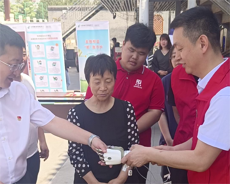 恩德莱北京爱心店积极参与海淀区曙光街道、香山街道温馨家园举办的助残日活动，向温馨家园的领导展示了最新的手部假肢以及各类腿部假肢，充分展现了“科技助残，共享美好生活”的主题。