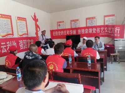 配带假肢登泰山“大世界基尼斯之最”获得者岩老师万里行活动进行中