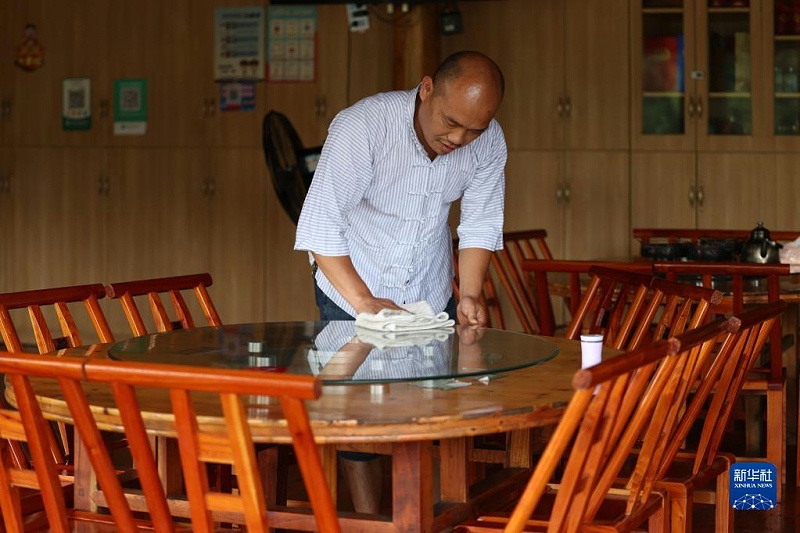 在湖南省湘西土家族苗族自治州十八洞村，杨正邦在自家农家乐打扫卫生(2022年7月2日摄)。新华社记者薛宇舸摄