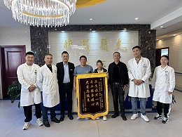 客户穿上假肢，感恩恩德莱团队送上锦旗